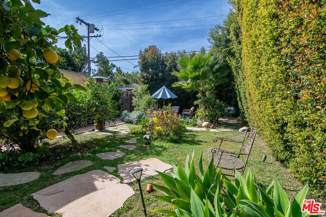 Building Photo - 543 N Las Palmas Ave