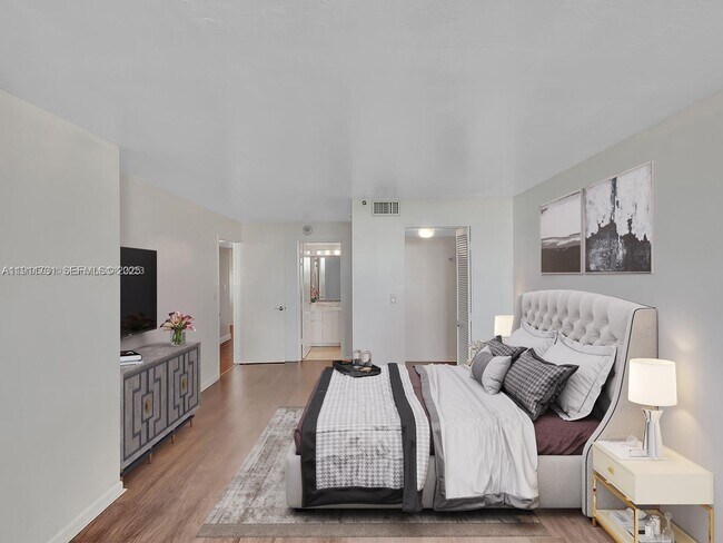 Building Photo - 2555 Collins Ave