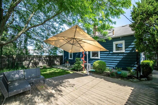 Building Photo - 343 E Royal Forest Blvd