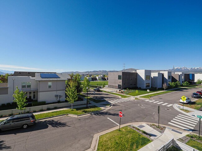 Building Photo - 3 Bedroom, 2.5 Bathroom in South Jordan