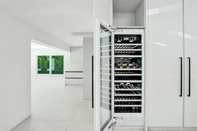 Building Photo - 2800 Banyan Blvd Cir NW