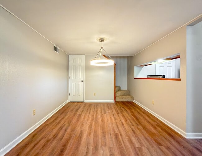 Building Photo - 1556 Twin Lakes Cir