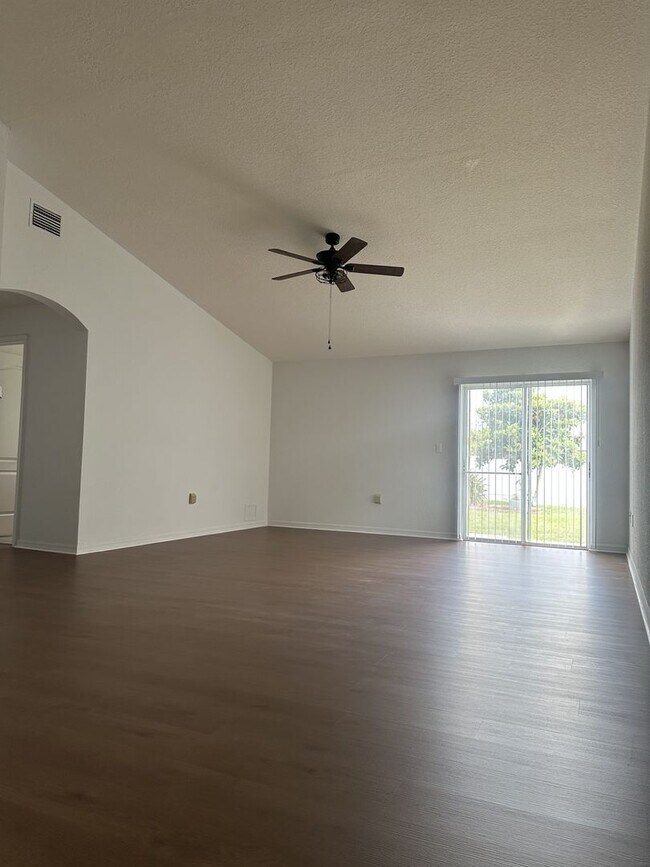 Building Photo - Spacious 4 bed 2 bath, 2 car garage with fenced-in backyard in Poinciana Neighborhood