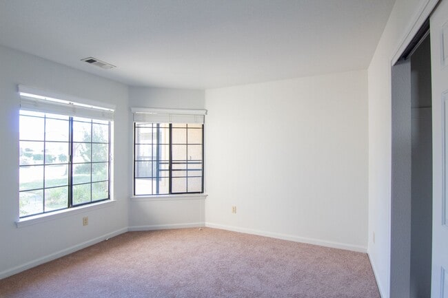 Building Photo - Beautiful Home in Country Heights!