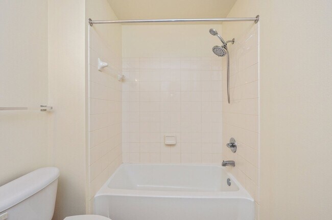 Building Photo - 2 Bedroom Townhouse in Crestview!
