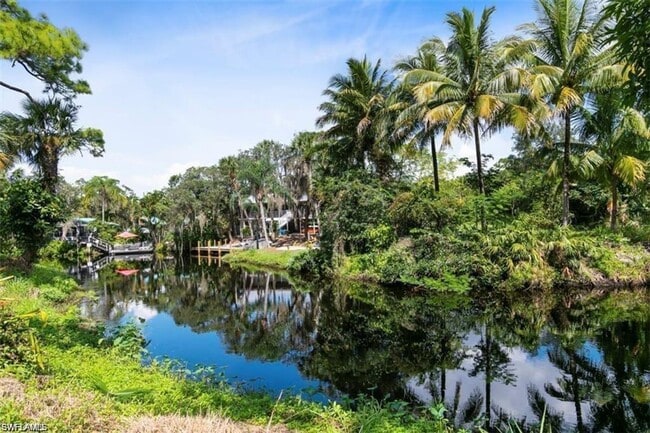 Building Photo - 2/2 Condo close to downtown Bonita