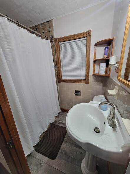 Upstairs Bathroom - 1618 Bell Ave