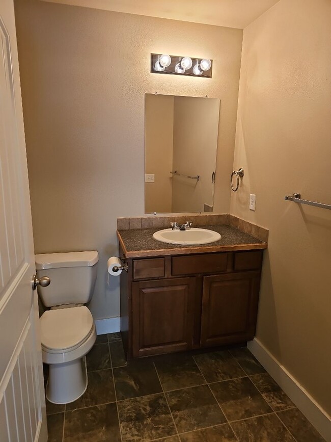 Building Photo - Nice 2 bedroom, 2 bath condo in a fabulous...