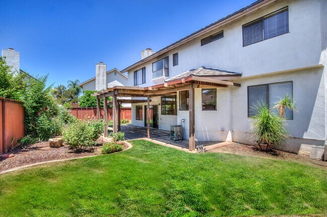 Building Photo - 4546 E Blue Jay Ave