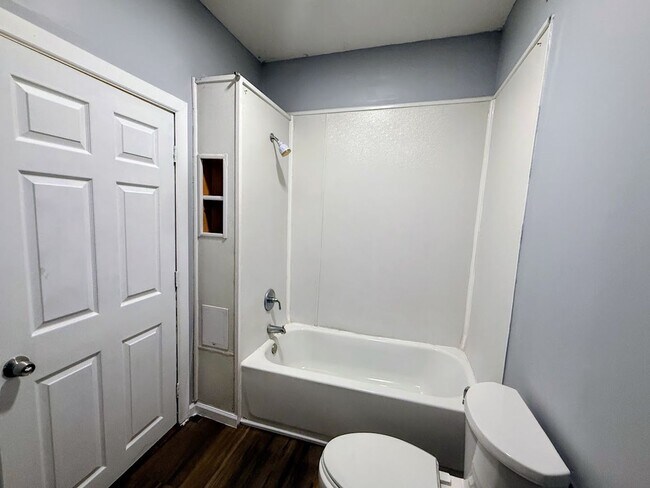 Building Photo - Large 4 bedroom home available for rent - Canton NE