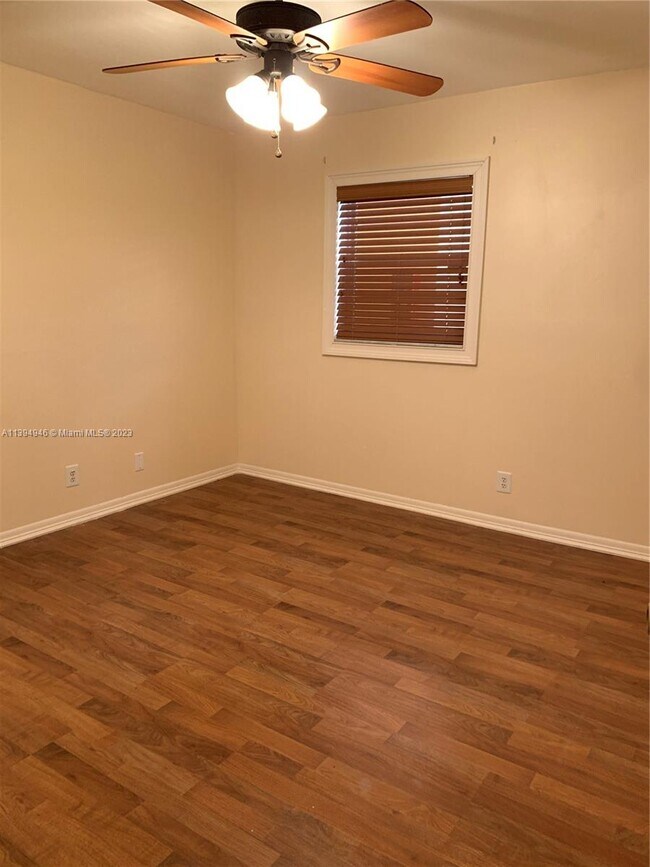 Building Photo - 400 Commodore Dr