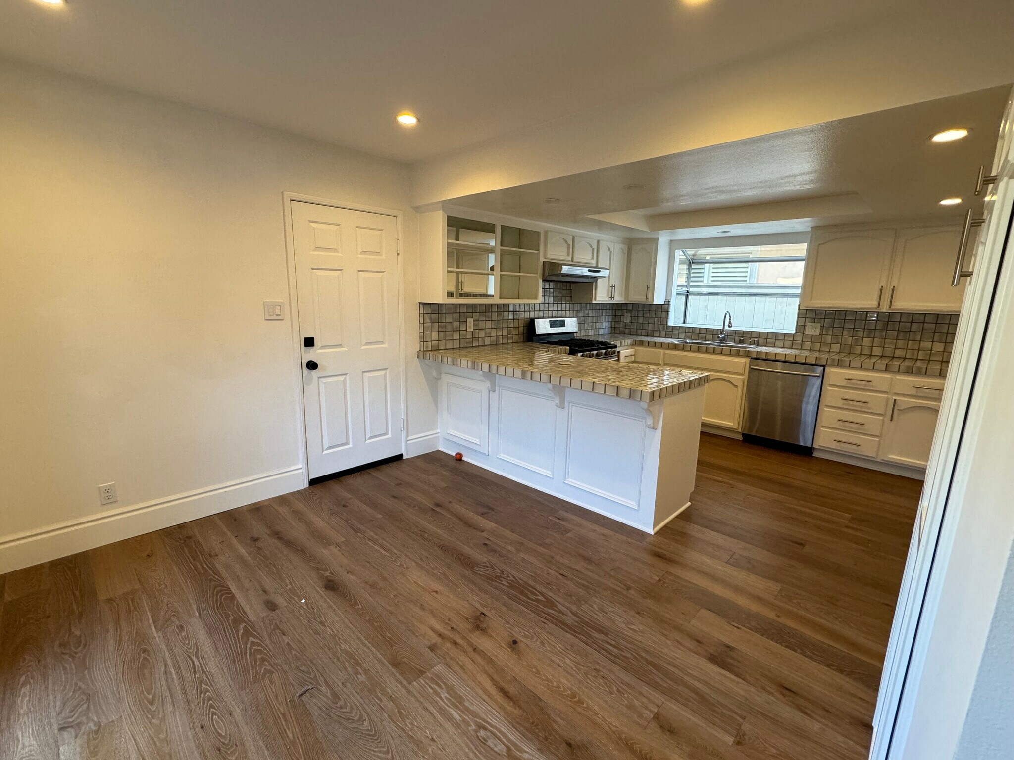 Breakfast bar and entertaining hub with garage access - 2220 Curtis Ave