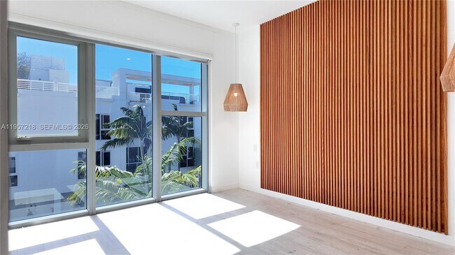 Building Photo - 455 NE 39th St