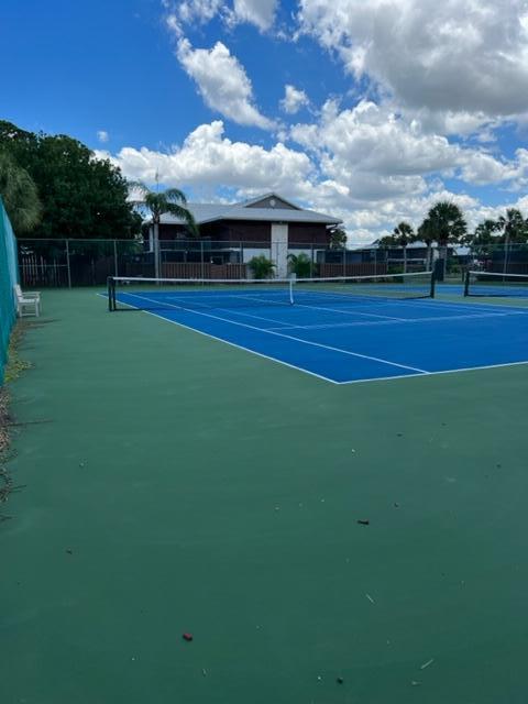 Building Photo - 301 SE Castle Ct