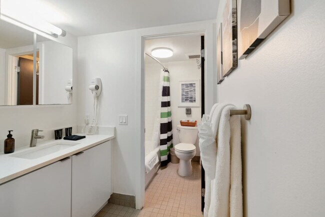 Building Photo - 221 Vine St