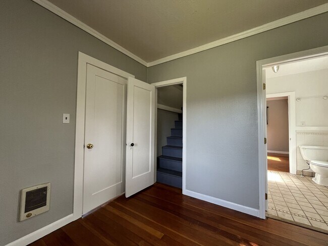 Building Photo - Charming St. Johns Bungalow with Fireplace, Bonus Space & Large Backyard