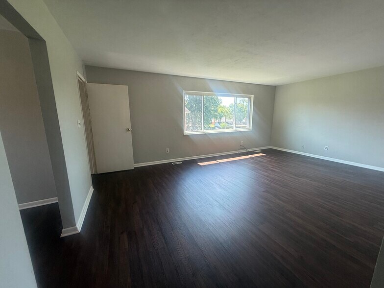 Building Photo - 2235 1/2 Iroquois St