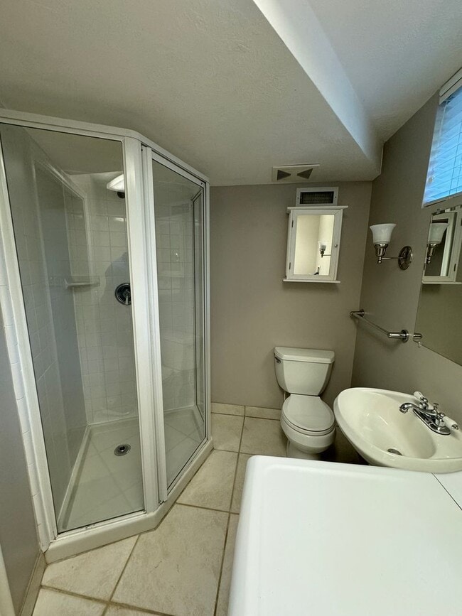 Building Photo - Executive 5-Bedroom Home ten Minutes from the University of Utah and Medical Center!
