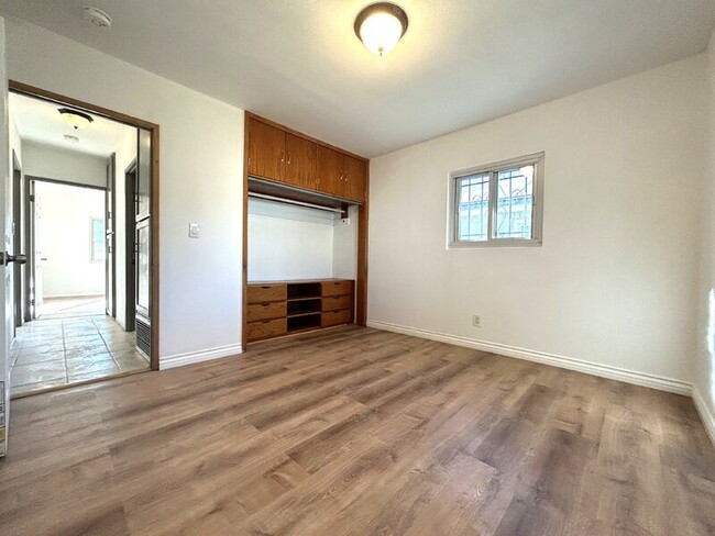 Building Photo - 439 W Buckthorn St