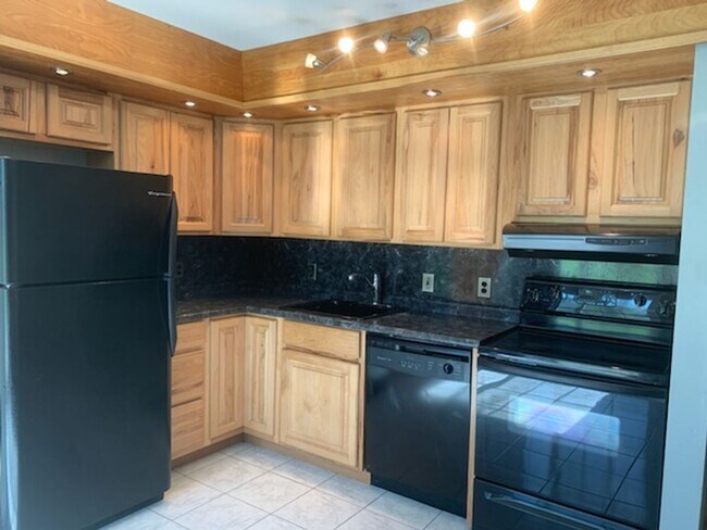Building Photo - 967 Stratford Ct