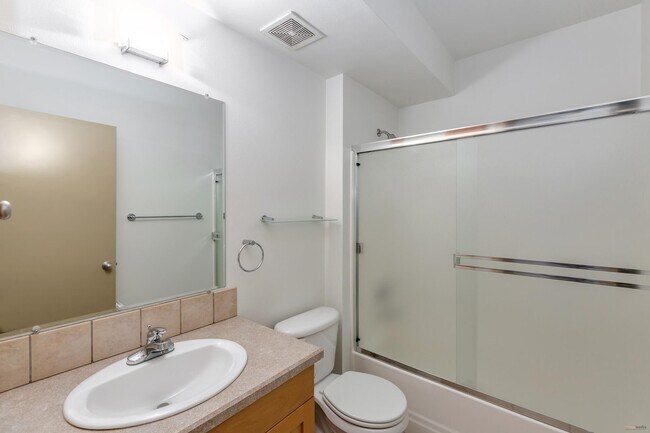 Building Photo - Stunning Townhome Style in NE Portland Lloyd Center District