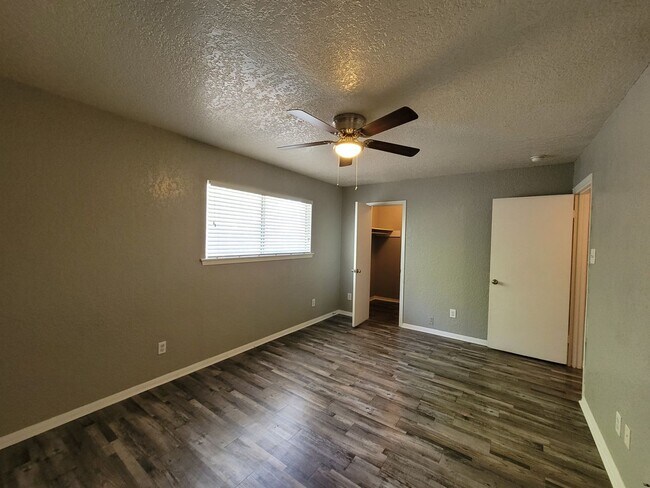 Building Photo - Fantastic price for this upstairs 1 bedroom apartment in Balcones Heights