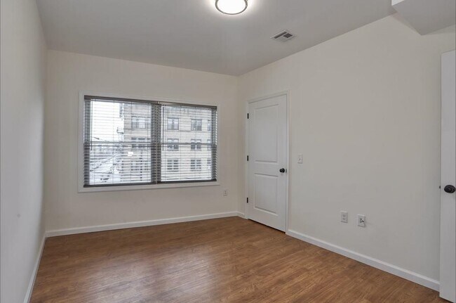 Building Photo - 143 Zabriskie St