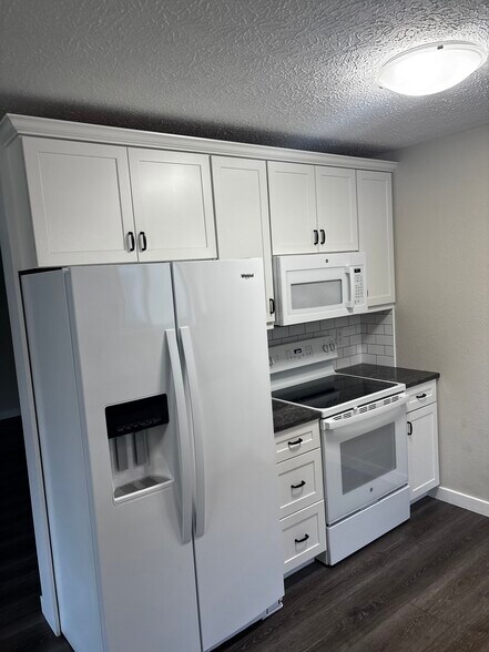 Appliances in nearly new condition - 8204 Mentra St