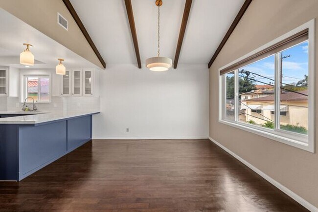 Building Photo - Top Floor Harbor View Condo 2 bed-2 bath