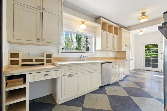 Building Photo - 1044 Manzanita St