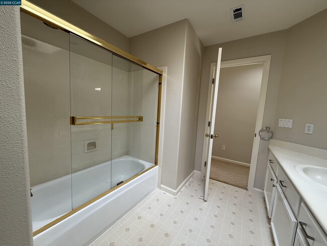 Building Photo - 600 Bourne Ct