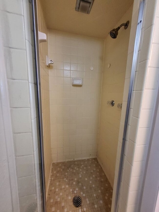 Building Photo - (2) Bed+Study/(2.5) Bath Townhome w/ Pool Access! Available NOW!