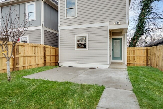 Building Photo - Stunning 3BE/2.5BA in the SHELBY PARK area! Easy DOWNTOWN access!