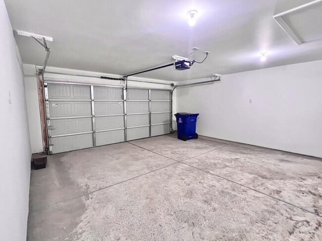 Building Photo - 1100 Pawpaw Pl