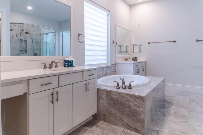 Building Photo - 13125 Casabella Dr