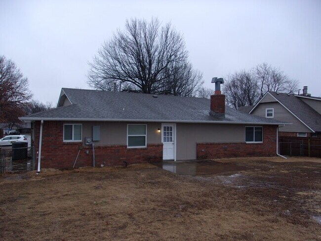 Building Photo - 900 S 27th St