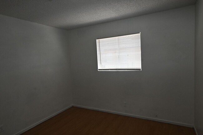 Building Photo - 2 Bedroom Apt- Downtown -  NO PETS