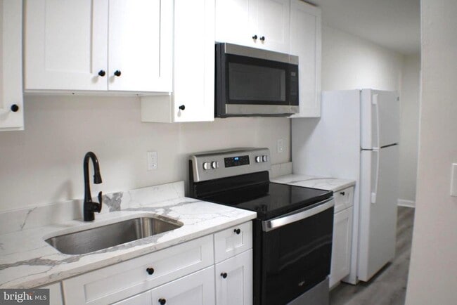 Building Photo - 7330 Sycamore Ave