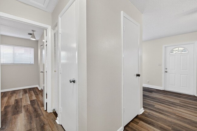 Building Photo - Cozy unfurnished, 2 Bedroom, 1 Bathroom, Condo