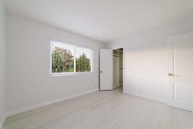 Building Photo - 3163 Camarillo Ave