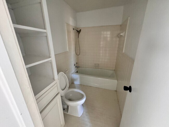 Building Photo - 4 Bedroom Updated Spacious Home!