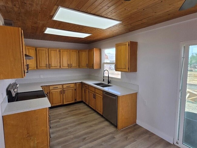 Building Photo - 270 W Patricia Ln