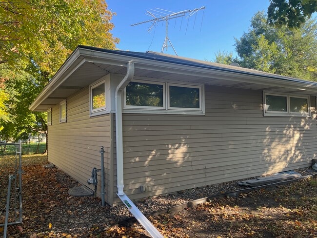 Building Photo - 10441 York Ave S