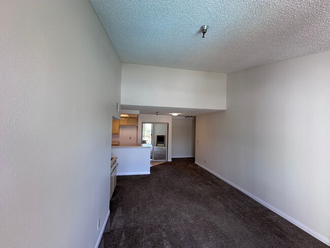 Building Photo - Spacious Condo 1 bed + 1 bath in North Hol...