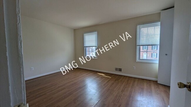 Building Photo - 9819 Town Ln