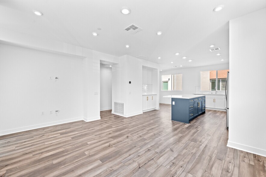 Building Photo - 609 S Lyon St