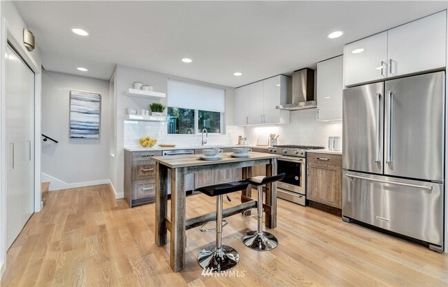 Building Photo - 2Bd/2Ba Seattle Townhouse
