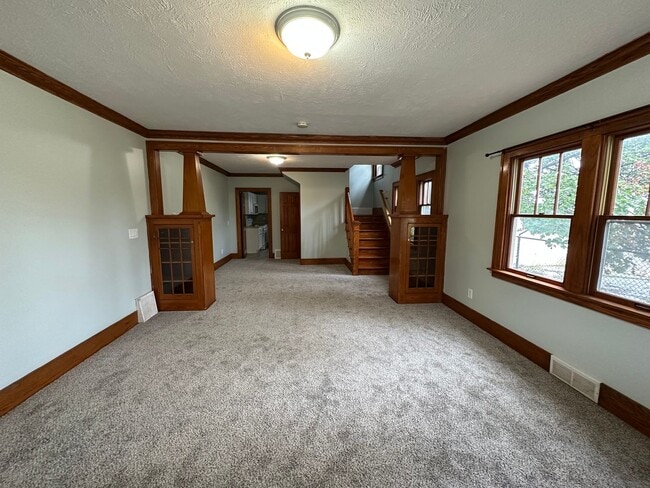 Building Photo - Move in Special - $500 off November rent -...