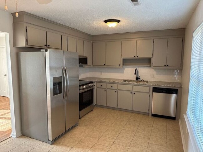 Building Photo - **Charming 3-Bedroom, 2-Bath Home in the H...