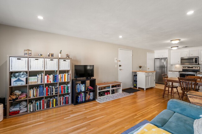 Building Photo - Modern Kitchen - Natural Light - Close to ...
